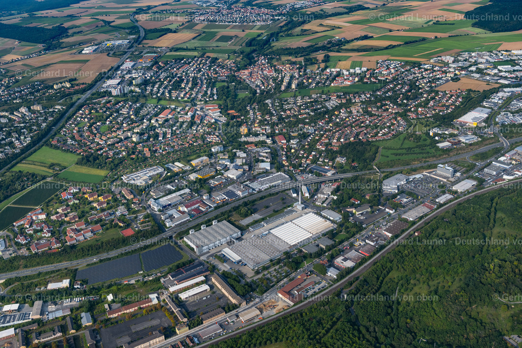 4047895 | LENGFELD 21.08.2021 Ortsansicht der Straßen und Häuser der Wohngebiete in Lengfeld im Bundesland Bayern, Deutschland. // Town View of the streets and houses of the residential areas in Lengfeld in the state Bavaria, Germany. Foto: Gerhard Launer