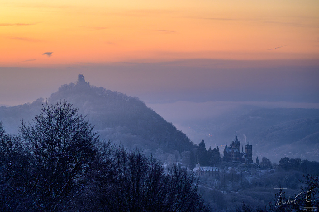Drachenfels  mit Drachenburg an einem eisigen Wintermorgen | Einer der kältesten Tage des Jahres 2022 brachte mir dieses Motiv.