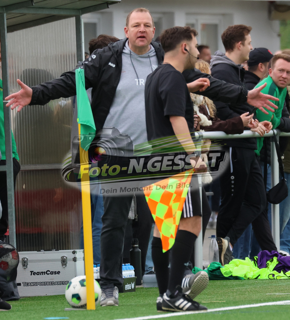 SC Enger - SV Enger-Westerenger | Auf dem Bild zu sehen: grün SC Enger Trainer: Marco Priebe ; Schiedsrichter Assistent: Talat-Eren Borazanci SC Enger, SV Enger-Westerenger, Saison 25/26, Kreisliga A, Enger, Deutschland - Realisiert mit Pictrs.com