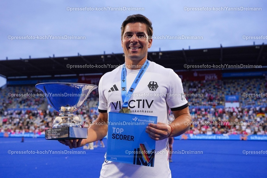 xydrx16082503096 | 16.08.2025, xydrx, Herren EuroHockey Championship 2025, Finale, Niederlande - Deutschland, Sparkassenpark Mönchengladbach: Gonzalo Peillat (GER #16) feurt sich mit dem Pokal und der Auszeichnung zum Top Scorer des Turnieres