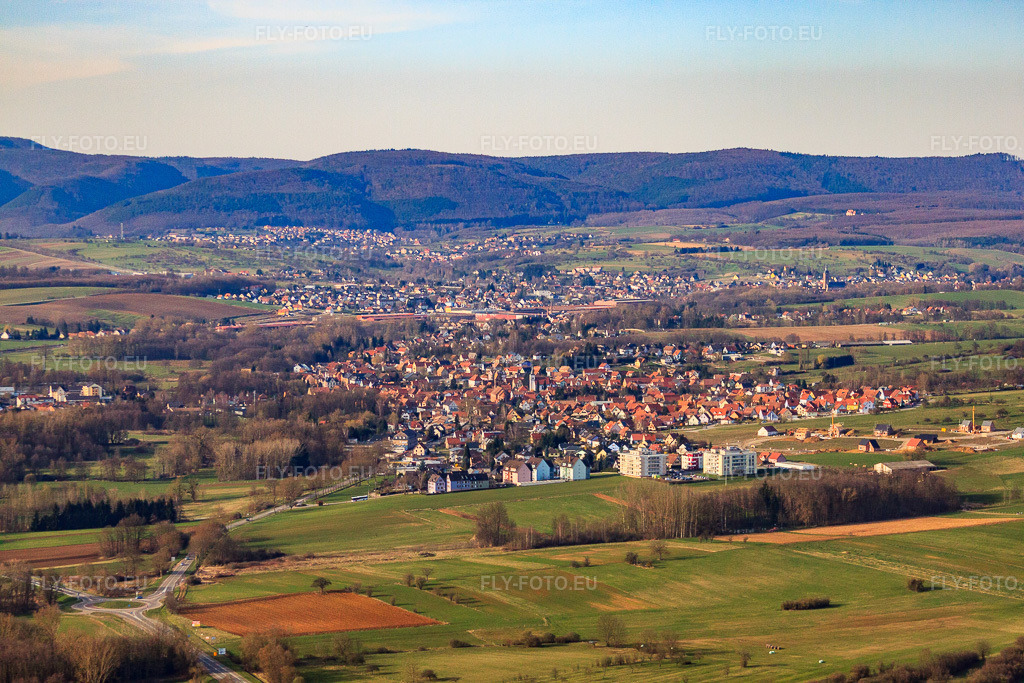 Vue aérienne: Vue de la ville depuis le sud-est à Gundershoffen dans le département Bas Rhin, France – .Photo: IMG_38685.jpg prise le 20/03/2011 par Werner Riehm/FLY-FOTO.eu – Résolution de l'original: 4752 x 3168 px