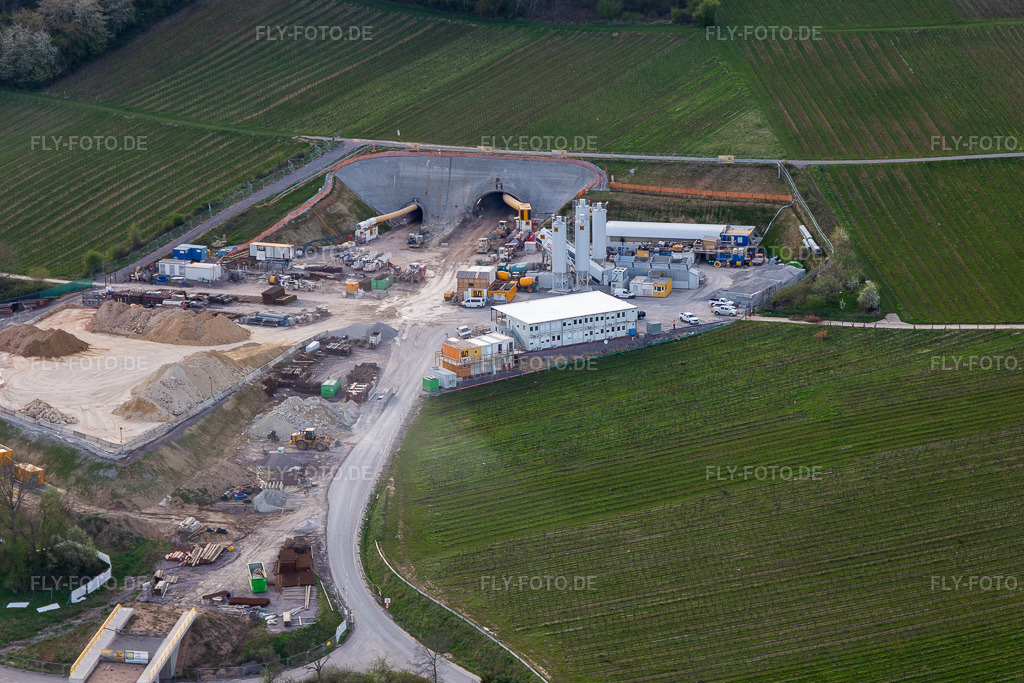 Luftbild: Baustelle des Tunnelportals Ost für den Astrid-Tunnel zur Unterquerung und Ortsumgehung von Bad Bergzabern zwischen B38 (Weinstraße) und B427 (Kurtalstraße) in Dörrenbach im Bundesland Rheinland-Pfalz in Deutschland.Foto: IMG_131212.jpg vom 12.04.2022 durch Werner Riehm/FLY-FOTO.deBemo: - BEMO Tunnelling GmbHLandesbetrieb Mobilität Rheinland-PfalzStadt Bad BergzabernHerrenknecht AG - Pioneering Underground Together