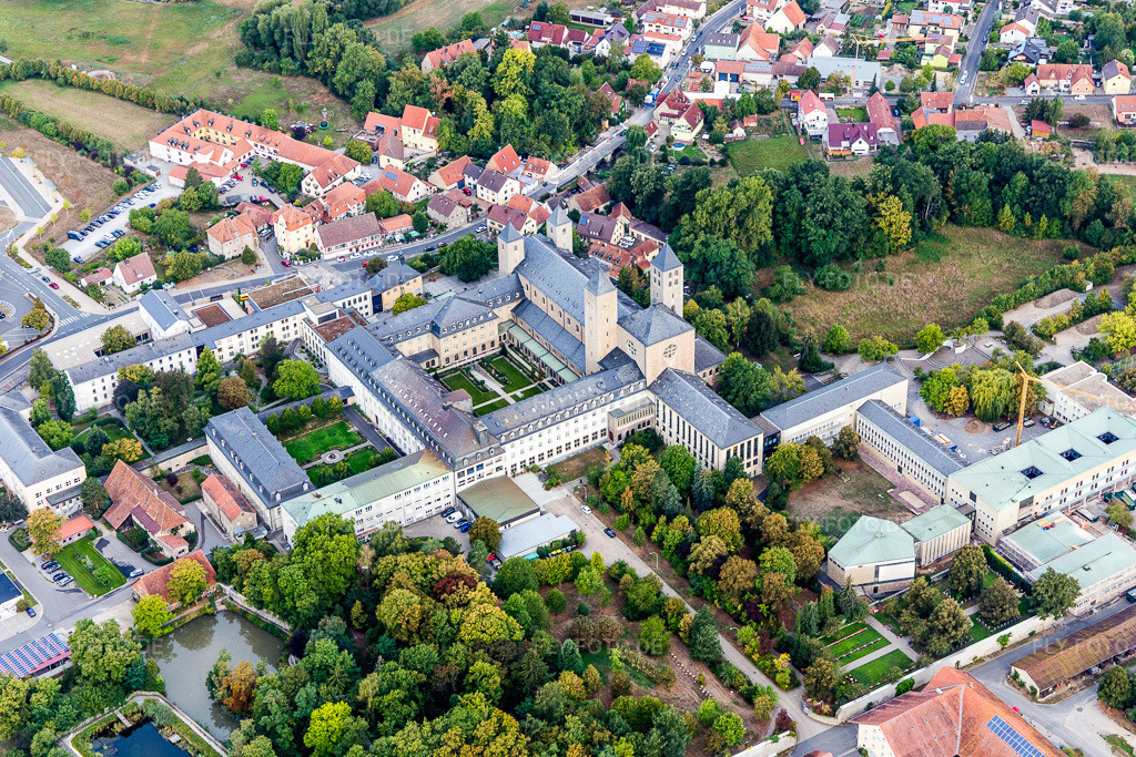 Luftbild: Abtei Münsterschwarzach am Main im Ortsteil Stadtschwarzach in Schwarzach im Bundesland Bayern in Deutschland. Foto: IMG_111234.jpg vom 09.09.2018 durch Werner Riehm/FLY-FOTO.de