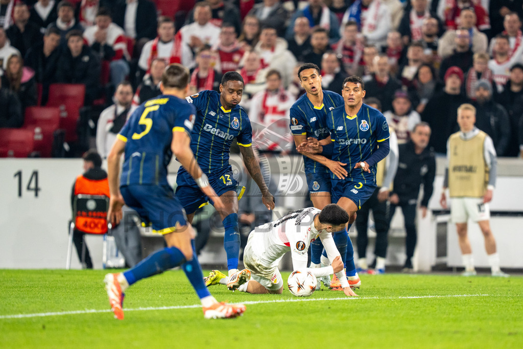 VfB Stuttgart vs. FC Porto, Fussball, Europa League, Achtelfinale, Hinspiel, 12.03.2026 | Bilal El Khannouss (VfB Stuttgart, #11) wird gefoult von Thiago Silva (FC Porto, #03),VfB Stuttgart vs. FC Porto, Fussball, Europa League, Achtelfinale, Hinspiel, 12.03.2026Foto: photosbyphips/Philip Ziegler