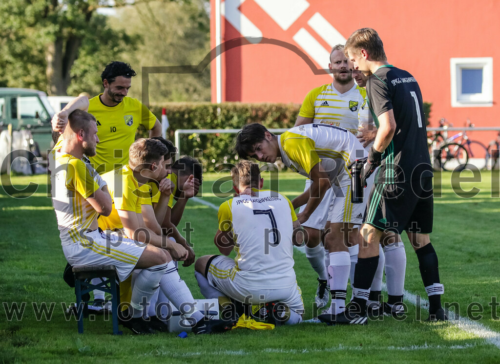 2023-08-18_081_SpVgg_Eichenkofen_gegen_FC_Langenpreising | Erding, Deutschland, 18.08.2023:
Fußball, A-Klasse 2023 / 2024, 3. Spieltag, SpVgg Eichenkofen gegen FC Langenpreising, Endergebnis: 0:2

Christoph Reithmeier (SpVgg Langenpreising, #7), Torwart Dominic Klapfenberger (SpVgg Langenpreising, #1)

Foto: Christian Riedel / fotografie-riedel.net