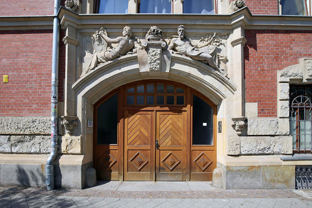 Foto: Leipzig - Deutsches Buchgewerbehaus - Blick vom Gerichtsweg | Das Team hinter BILDLEXIKON LEIPZIG bündelt historische wie aktuelle Informationen über die Stadt Leipzig in Text und Bild auf einer Plattform und stellt diese der interessierten Öffentlichkeit zur Verfügung.
