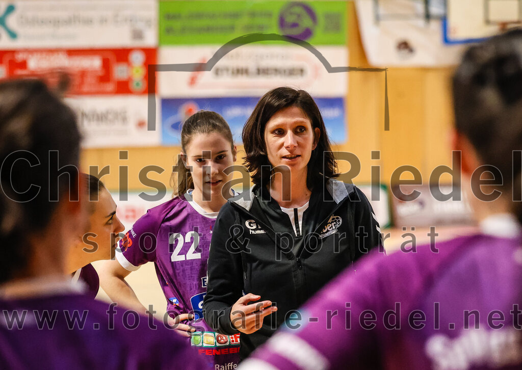 2024-03-23_027_SpVgg_Altenerding_II_gegen_ETSV_09_Landshut | Erding, Deutschland, 23.03.2024:
Handball, Bezirksliga Frauen Altbayern 2023 / 2024, 19. Spieltag, SpVgg Altenerding II gegen ETSV 09 Landshut, Endergebnis: 22:18

Jessica Scherb (SpVgg Altenerding, #22), Trainerin Grit Kschischow (SpVgg Altenerding)

Foto: Christian Riedel / fotografie-riedel.net