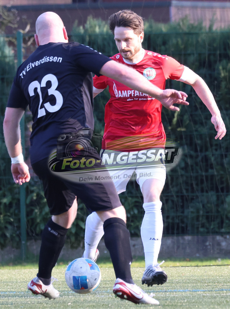 Bünder SV - TV Elverdissen | Auf dem Bild zu sehen: rot Bünder SV: Denis Müller ; schwarz TV Elverdissen: Jonas MaiseBünder SV, TV Elverdissen, Saison 25/26, Kreisliga A, Deutschland - Realisiert mit Pictrs.com