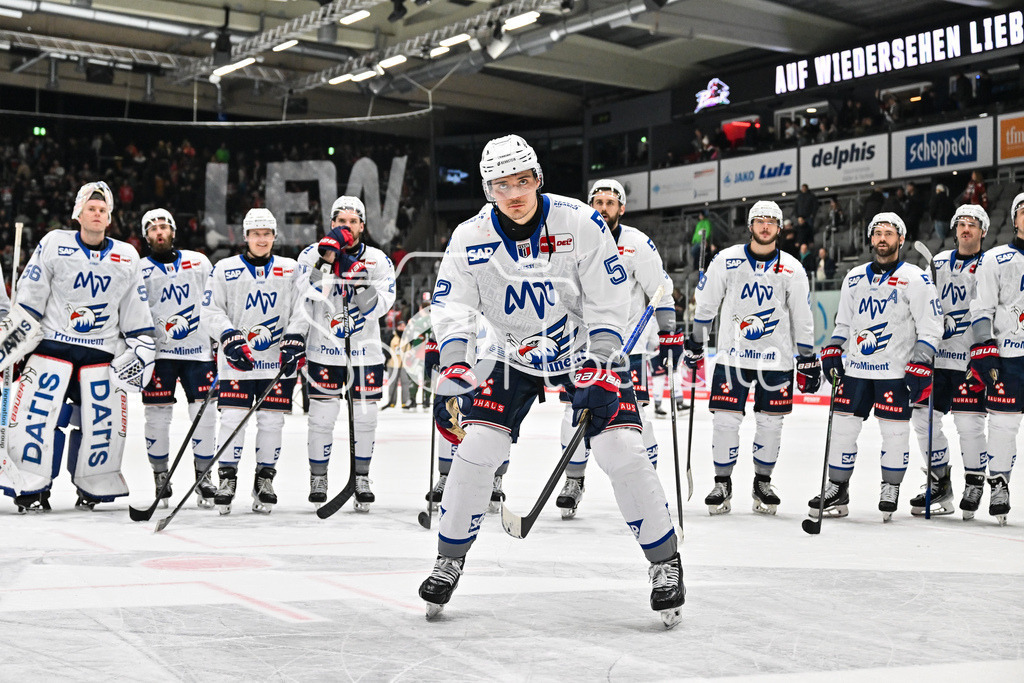 Augsburger Panther - Adler Mannheim | AUGSBURG, GERMANY - 28. DECEMBER: die Spieler der Mannheimer feiern zusammen mit den Fans den 2-3 Sieg in Augsburg nach dem Match zwischen den Augsburger Panthern und den Adler Mannehim am 33. Spieltag der Penny DEL im Curt Frenzel Stadion / Nicolas MATTINEN (Adler Mannheim 52)