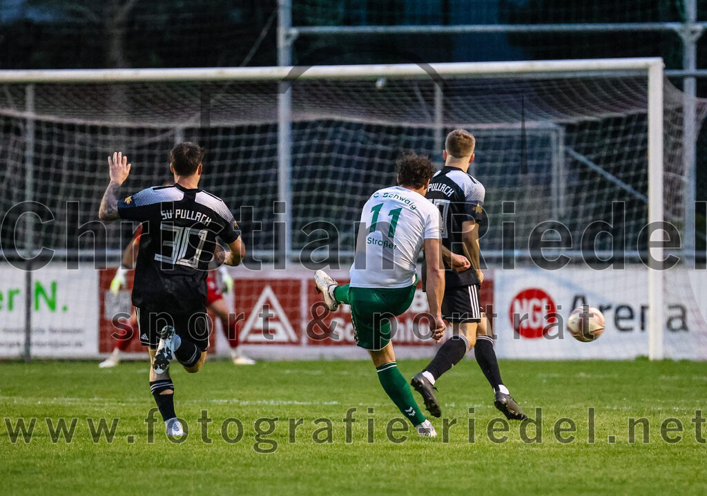 2024-04-05_055_FC_Schwaig_gegen_SV_Pullach | Oberding, Deutschland, 05.04.2024:
Fußball, Landesliga Südost 2023 / 2024, 28. Spieltag, FC Schwaig gegen SV Pullach, Endergebnis: 2:0

Yanis Luis Marseiler (SV Pullach, #30), Markus Straßer (FC Schwaig, #11), Linus Radau (SV Pullach, #20)

Foto: Christian Riedel / fotografie-riedel.net