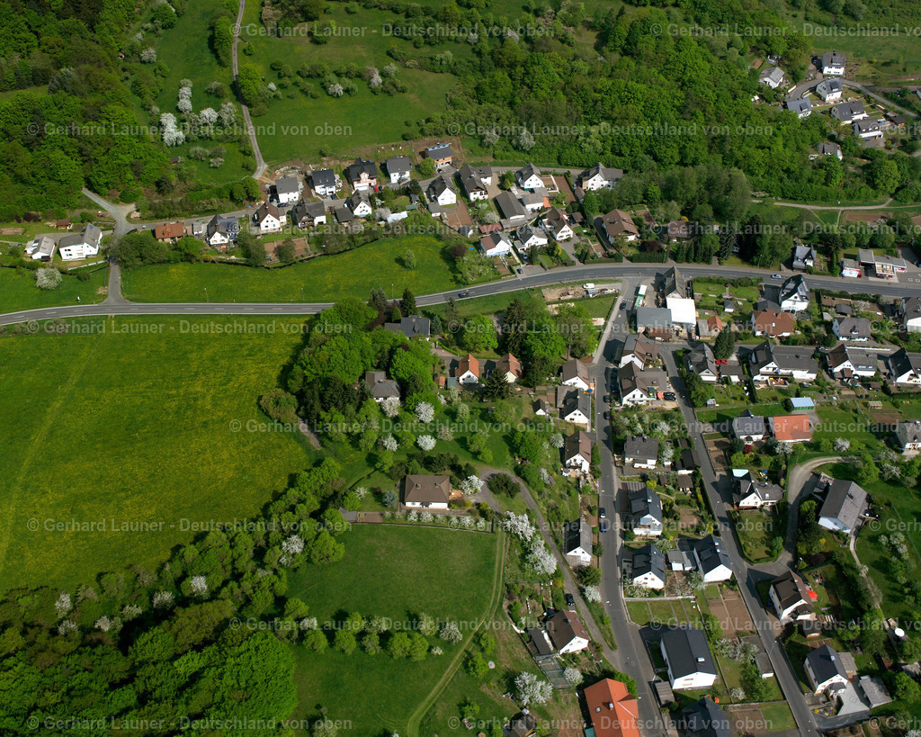 2610392 | OBERSCHELD 09.06.2006 Ortsansicht der Straßen und Häuser der Wohngebiete in Oberscheld im Bundesland Hessen, Deutschland // Town View of the streets and houses of the residential areas in Oberscheld in the state Hesse, Germany Foto: Gerhard Launer