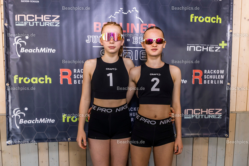 2025-200076206-Jugend-Beach-Serie-Fotobox | Pinar Atalay, Bundeskanzler Friedrich Merz 31.05.2025; Berlin Foto: Gerold Rebsch - www.beachpics.de