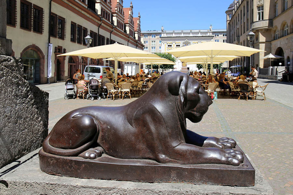 Foto: Leipzig - Löwenbrunnen auf dem Naschmarkt - ruhender Löwe | Das Team hinter BILDLEXIKON LEIPZIG bündelt historische wie aktuelle Informationen über die Stadt Leipzig in Text und Bild auf einer Plattform und stellt diese der interessierten Öffentlichkeit zur Verfügung.