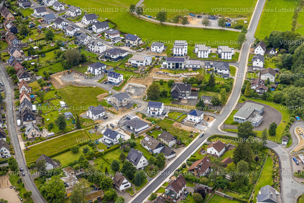Erndtebrueck240709853 | Luftbild, Neubau Wohngebiet Roger-Drapie-Straße, unterhalb der Hachenberg-Kaserne, Erndtebrück, Kreis Siegen-Wittgenstein, Nordrhein-Westfalen, Deutschland
