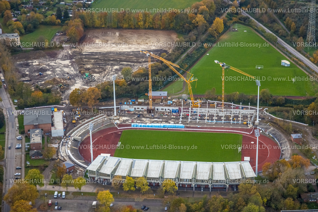 Bochum231102785 | Luftbild, Lohrheidestadion Fußballplatz und Leichtathletikstadion der SG Wattenscheid 09, Baustelle mit Neubau Westtribüne, Baustelle mit Umbau Regenrückhaltebecken Wattenscheider Bach, Leithe, Bochum, Ruhrgebiet, Nordrhein-Westfalen, Deutschland