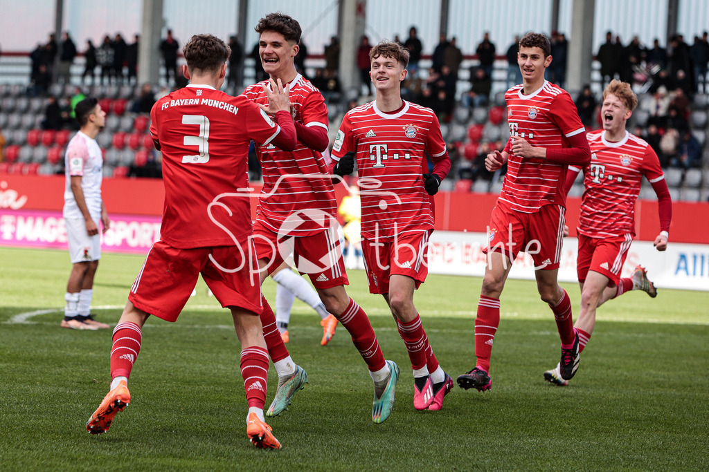 FC Bayern Muenchen U19 - FC Augsburg U19 | Jubel der Bayern nach dem Treffer zu 2-0 durch Luka KLANAC (FCB #9)