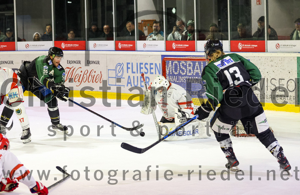 2023-03-10_104_TSV_Erding_gegen_TEV_Miesbach | Erding, Deutschland, 10.03.2023:
Eishockey, Bayernliga Playoffs 2022 / 2023, Halbfinale, TSV Erding gegen TEV Miesbach, Endergebnis: 2:0

Thomas Plihal (Erding Gladiators, #39), Moritz Schlickenrieder (TEV Miesbach, #25), Michael Franz (Erding Gladiators, #13)

Foto: Christian Riedel / fotografie-riedel.net