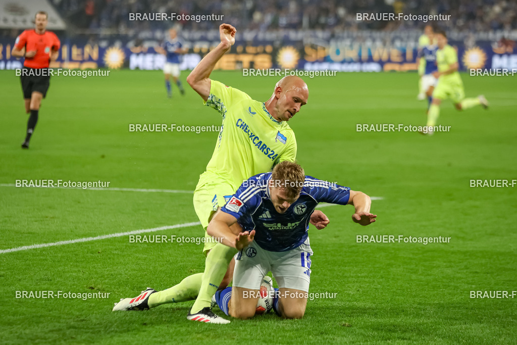 1_S04BER_20250801_4276.JPG -  - FC Schalke 04 - Hertha BSC Berlin - 2. Bundesliga | Gelsenkirchen, Deutschland, 01.08.25: Toni Leistner (Hertha BSC Berlin) und Emil Winther Hojlund (FC Schalke 04) im Kampf um den Ball waehrend des Spiels der 2. Bundesliga zwischen FC Schalke 04 - Hertha BSC Berlin in der Veltins-Arena am 01. August 2025 in Gelsenkirchen, Deutschland. (Foto von Stefan Brauer/Brauer-Fotoagentur)DFB/DFL REGULATIONS PROHIBIT ANY USE OF PHOTOGRAPHS AS IMAGE SEQUENCES AND/OR QUASI-VIDEO.