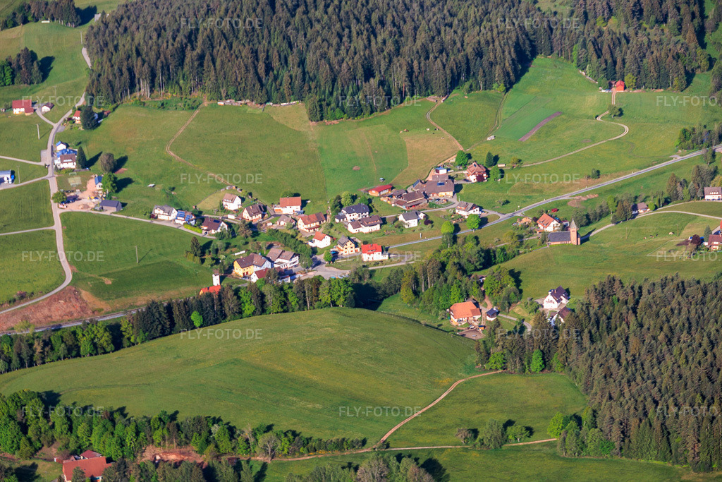 Luftbild: Dorfansicht mit Maria Regina Pacis Kirche am Sulzbach aus Nordosten im Ortsteil Diesenhof in Lauterbach im Bundesland Baden-Württemberg in Deutschland.Foto: IMG_156257.jpg vom 17.05.2026 durch Werner Riehm/FLY-FOTO.deAuflösung des Originals: 6000 x 4000 px