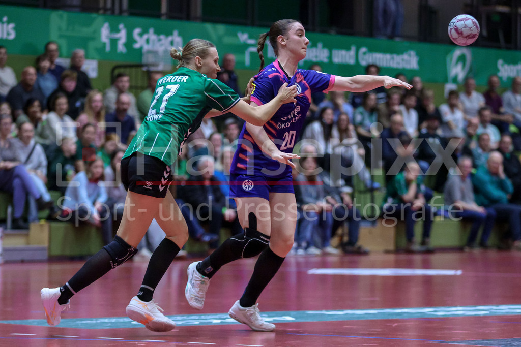 Handball, 2. Bundesliga Frauen, SV Werder Bremen - 1. FSV Mainz 05 | v.li.: Emma Ruwe (SV Werder Bremen, 27) und Marleen Kern (1. FSV Mainz 05, 20) im Zweikampf, Duell, Spielszene, Aktion, Action