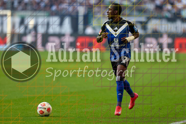 Borussia Mönchengladbach vs Hamburger SV - Bundesliga  | Mönchengladbach, Deutschland, 24.08.25:   Jean-Luc Dompe (Hamburger SV) in Aktion am Ball, Einzelaktion waehrend des Spiels der Bundesliga zwischen Borussia Mönchengladbach vs Hamburger SV im Stadion im Borussia Park(Foto von Brauer-Fotoagentur / Adrian Schlueter)
