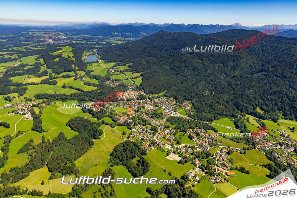 Aktuelles Luftbild von  Bad Heilbrunn - Die Luftaufnahme wurde 2022 mittels UL-Flugzeug erstellt ( keine Drohne ) - hochauflösende Kamera-Systeme von  Canon -Beste Qualität - Für grossformatige Ausdrucke geeignet. Die Geschenkidee !
