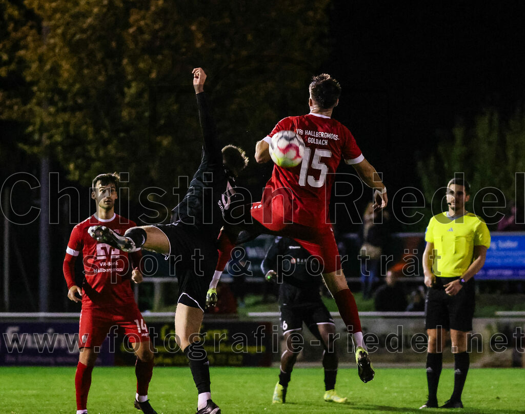 2023-10-27_114_VfB_Hallbergmoos_gegen_FC_Schwaig | Hallbergmoos, Deutschland, 27.10.2023:
Fußball, Landesliga Südost 2023 / 2024, 18. Spieltag, VfB Hallbergmoos gegen FC Schwaig, Endergebnis: 2:3

Mario Simak (FC Schwaig, #5), Moritz Sassmann (VfB Hallbergmoos, #15)

Foto: Christian Riedel / fotografie-riedel.net