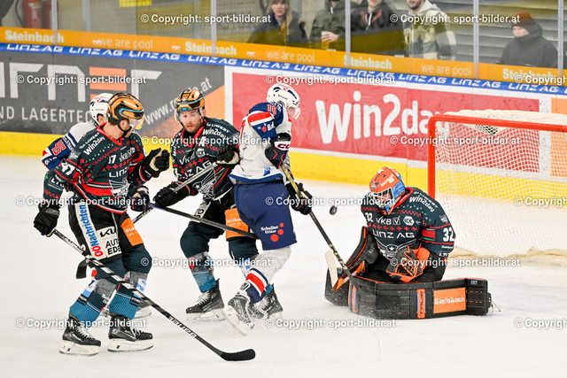 AUT, ICE, Black Wings Linz (AUT) vs Fehervar AV 19 (HUN) | 22.12.2023, Eishalle Linz, AUT, ICE Eishockey Liga, Black Wings Linz (AUT) vs Fehervar AV 19 (HUN), im Bild Rasmus Tirronen (BWL), Logan Roe (BWL), Matthew MacKenzie (BWL) vs Guillaume Leclerc (Fehervar), Istvan Bartalis (Fehervar)


// ICE win2day Hockey League Match between Black Wings Linz (AUT) vs Fehervar AV 19 (HUN) in Linz, Austria on 2023/12/22