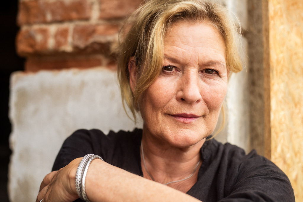 Flower Tales | Suzanne von Borsody und Kurt Holzkämper mit Lesung Flower Tales im Forte Belvedere Leisnig zum Festival Hallo Leisnig 2022. - Realisiert mit Pictrs.com