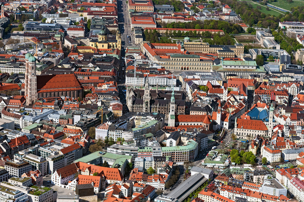 dr__0095965.jpg | MüNCHEN 28.04.2022 Altstadt an der Frauen- Kirche am Neuen Rathaus im Zentrum der Landeshauptstadt München in Bayern. Die Frauenkirche ist die Kathedralkirche des Erzbischofs von München und Freising und gilt als Wahrzeichen der bayerischen Landeshauptstadt. // City view of the Old Town at the Frauenkirche at the New Town Hall in the center of Munich in Bavaria. Foto: Daniel Reiter