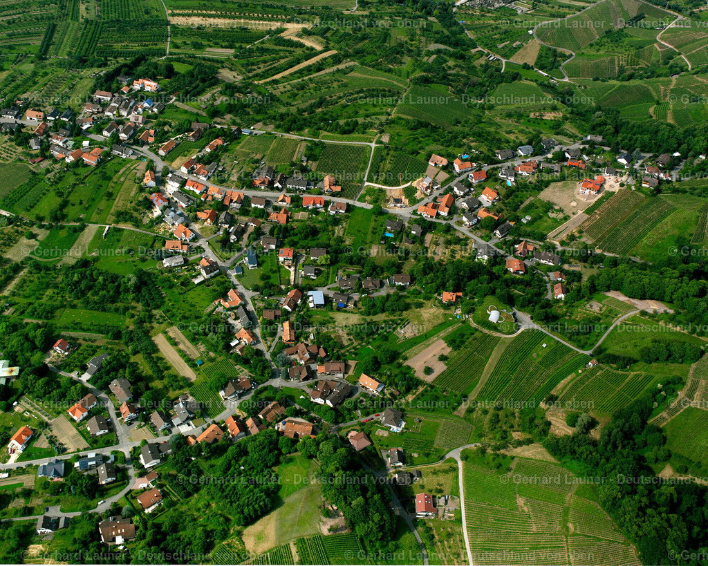 2526054 | BüHL 01.08.2005 Ortsansicht am Rande von landwirtschaftlichen Feldern und Nutzflächen  in Bühl im Bundesland Baden-Württemberg, Deutschland // Village view on the edge of agricultural fields and land  in Bühl in the state Baden-Wuerttemberg, Germany Foto: Gerhard Launer
