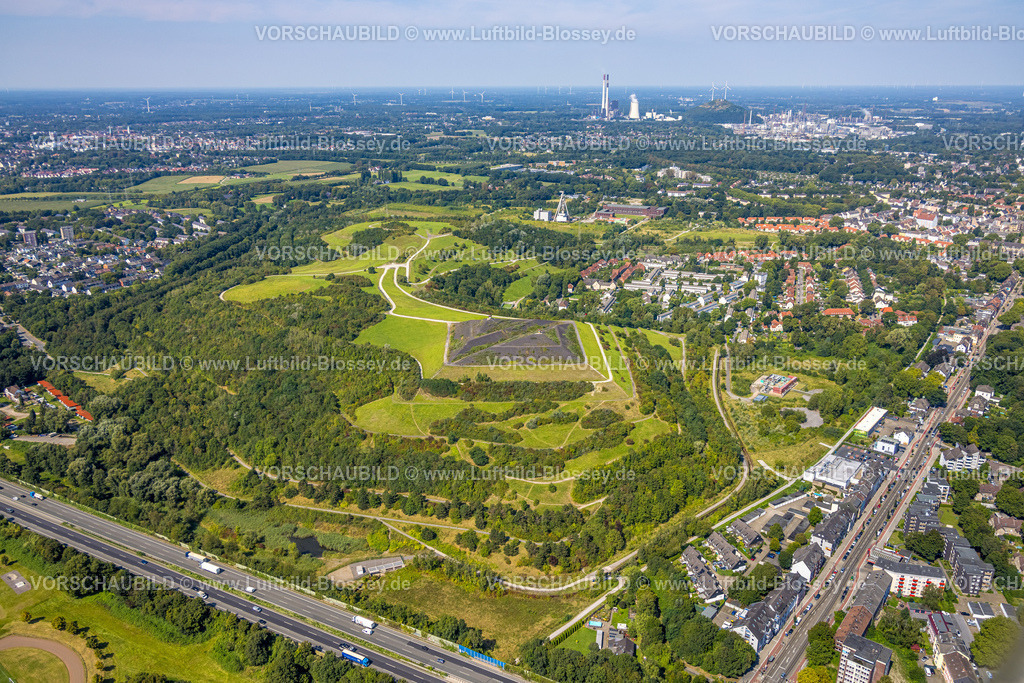 Gelsenkirchen240807316GE-Nord | Luftbild, Halde Rungenberg, auch Rungenberghalde, mit zwei aufgeschütteten Dreieckspyramiden für Lichtinstallation Nachtzeichen, Bergmannssiedlung Schüngelberg, Autobahn A2, Buer, Gelsenkirchen, Ruhrgebiet, Nordrhein-Westfalen, Deutschland