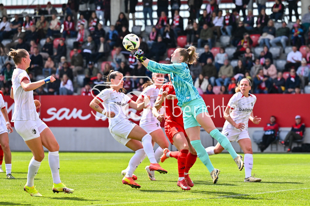 FC Bayern München - SC Freiburg | hier klaert Rafaela BORGGRAEFE (SC Freiburg Frauen 12) bei einem Eckball vor der einschussbereiten Pernille HARDER (FCB #21) / Frauen Bundesliga: FC Bayern Muenchen - SC Freiburg, FC Bayern Campus am 27.04.2025