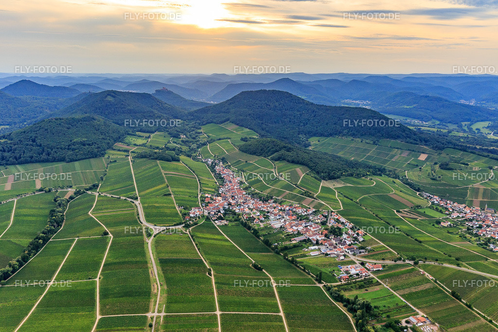 Ortsansicht aus Osten bei Sonnenuntergang | Luftbild: Ortsansicht aus Osten bei Sonnenuntergang in Ranschbach im Bundesland Rheinland-Pfalz in Deutschland. Foto: IMG_128494.jpg vom 21.08.2021 durch Werner Riehm/FLY-FOTO.de - Realisiert mit Pictrs.com