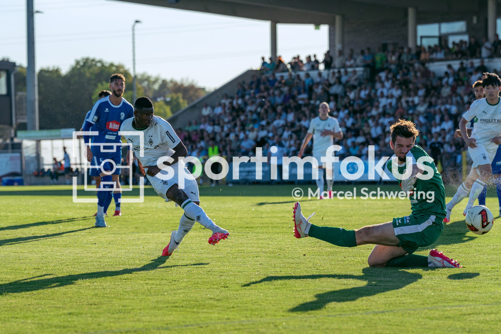 SSVg Velbert 02 – Borussia Mönchengladbach | Iaia Manco Danfa (Borussia Mönchengladbach) beim Torschuss zum 0:3. Testspiel zwischen der SSVg Velbert 02 und Borussia Mönchengladbach in Velbert, 12.08.2026. Endstand: 0:8. sportimfokus / Marcel Schwering - Realisiert mit Pictrs.com