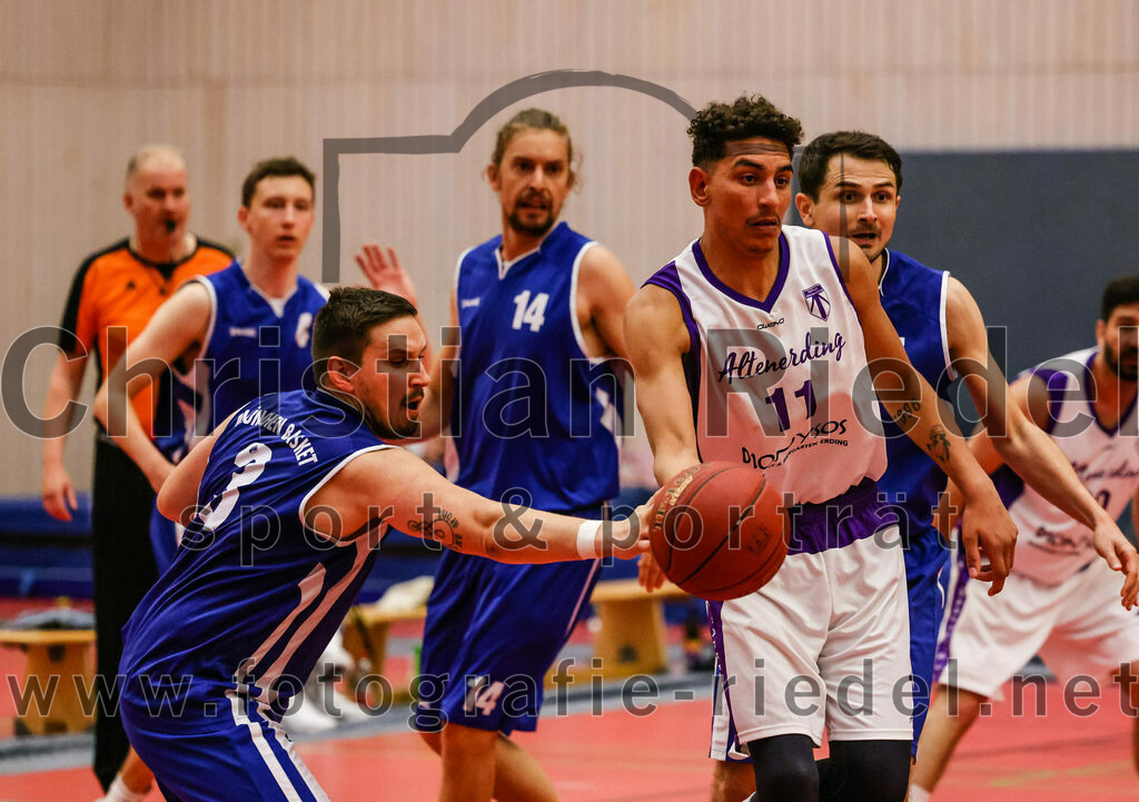 2022-05-29_044_SpVgg_Altenerding_gegen_Muenchen_Basket_2 | Erding, Deutschland, 29.05.2022:
Basketball, Bezirksliga 2021 / 2022, Herren Turnier der 2. der Aufstiegsrunden, SpVgg Altenerding gegen München Basket 2, Endergebnis: 

Paul Keil (München Basket, #3), Luis Winkler (SpVgg Altenerding, #11)

Foto: Christian Riedel / fotografie-riedel.net