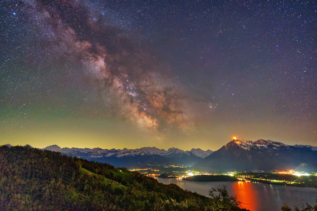 Milchstrasse über den Berner Alpen | In diesem Shop werden vorwiegend künstlerisch hochstehende Aufnahmen aus dem Bereich der Naturfotografie zum Verkauf angeboten. - In this store mainly artistic high quality shots from the field of nature photography are offered for sale. - Realisiert mit Pictrs.com
