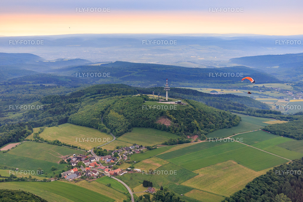 Dorfansicht am Windpark Köterberg von  NW | Luftbild: Dorfansicht am Windpark Köterberg von  NW im Ortsteil Köterberg in Lügde im Bundesland Nordrhein-Westfalen in Deutschland. Foto: IMG_079678.jpg vom 25.05.2015 durch Werner Riehm/FLY-FOTO.de - Realisiert mit Pictrs.com
