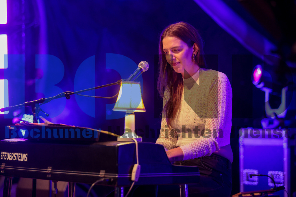 Bochum total 2024 - Die Feuersteins  {date} -  | {headline}(Foto: Sebastian Sendlak / BOND) - Realisiert mit Pictrs.com