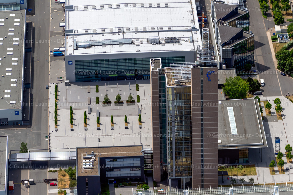 4030786 | HANNOVER 02.06.2020 Büro- und Unternehmensverwaltungs Hochhaus- Gebäude " Deutsche Messe AG - Bürohaus 1 " an der Straße Nordallee im Ortsteil Mittelfeld in Hannover im Bundesland Niedersachsen, Deutschland. Weiterführende Informationen bei: Deutsche Messe,  Hannover.de Internet Gesellschaft mit beschränkter Haftung. // Office and corporate management high-rise building " Deutsche Messe AG - Buerohaus 1 " on street Nordallee in the district Mittelfeld in Hannover in the state Lower Saxony, Germany. Further information at: Deutsche Messe,  Hannover.de Internet Gesellschaft mit beschraenkter Haftung. Foto: Gerhard Launer