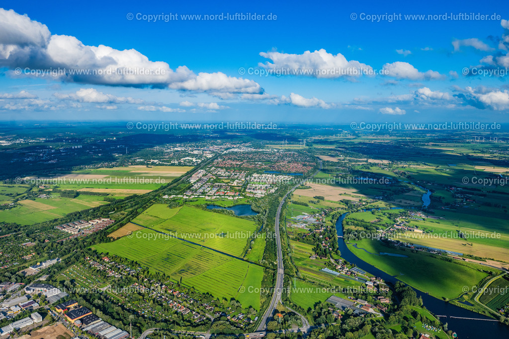 Hamburg Allermöhe_Wohngebiet_ELS_2323090823 | HAMBURG 09.08.2023 Wohngebiet - Mischbebauung der Mehr- und Einfamilienhaussiedlung Allermöhe in Hamburg, Deutschland. // Residential area - mixed development of a multi-family housing estate and single-family housing estate Allermoehe in Hamburg, Germany. Foto: Martin Elsen