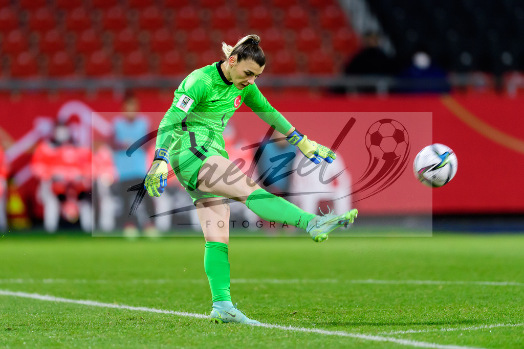 GERTUR20211126_127 | Fussball, Frauen: Torwart Selda Akgoez (Turkey) in Aktion, am Ball, Einzelaktion bei dem Spiel der WM-Qualifikation zwischen Deutschland und Tuerkei im Eintracht-Stadion am 26.11.2021 in Braunschweig, Deutschland. - Realisiert mit Pictrs.com