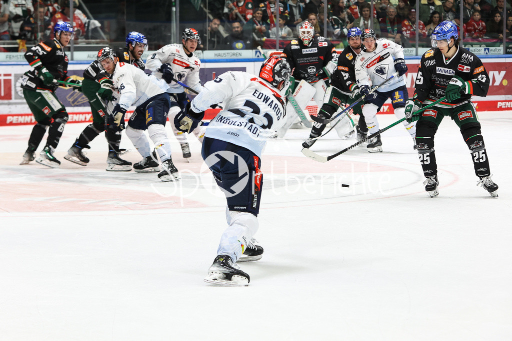 Augsburger Panther - ERC Ingolstadt | Maurice EDWARDS (ERC #23) bei einem Torschuss