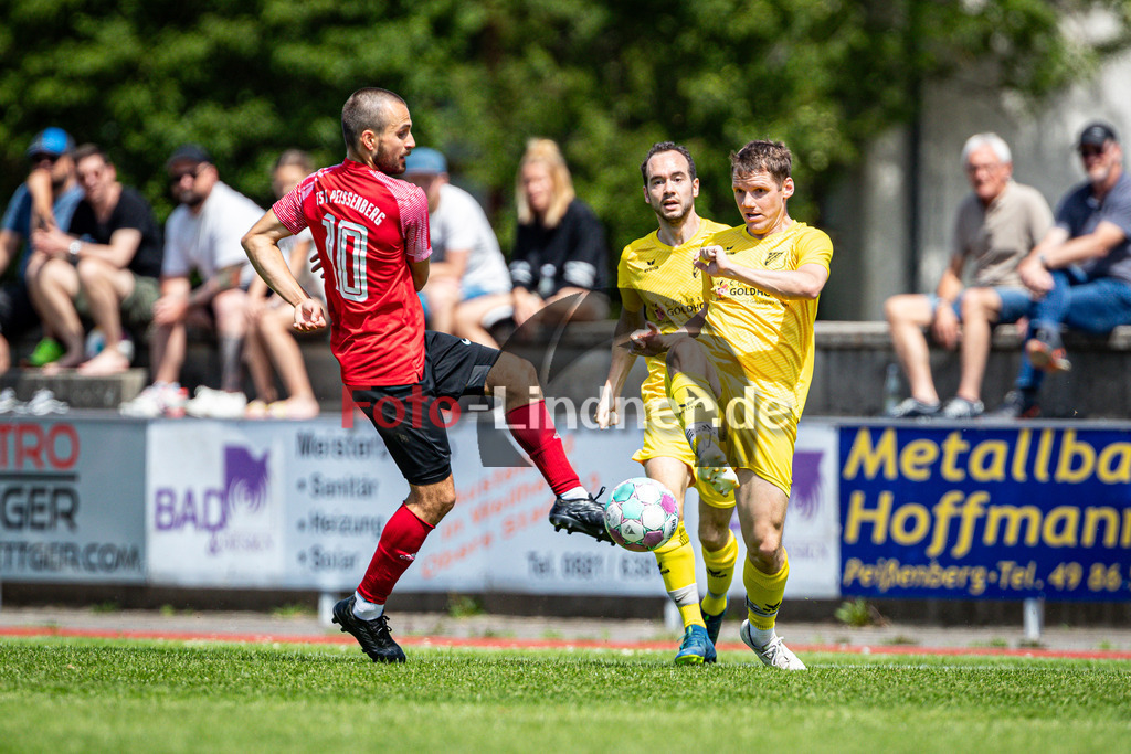 TSV Peißenberg vs SV Münsing-Ammerland | Abstiegs Qualifikationsrunde Kreisliga Gruppe C, TSV Peißenberg vs SV Münsing-Ammerland, 20240511,
Duell zwischen Lukas HAUPTMANN (SVM 15) und Johannes JUNGMANN (TSVP 10),
2024-05-11 in Peißenberg (Sportplatz Peißenberg)
Johannes JUNGMANN (TSVP 10), Lukas HAUPTMANN (SVM 15)
Copyright: WolfgangxLindner www.foto-lindner.de