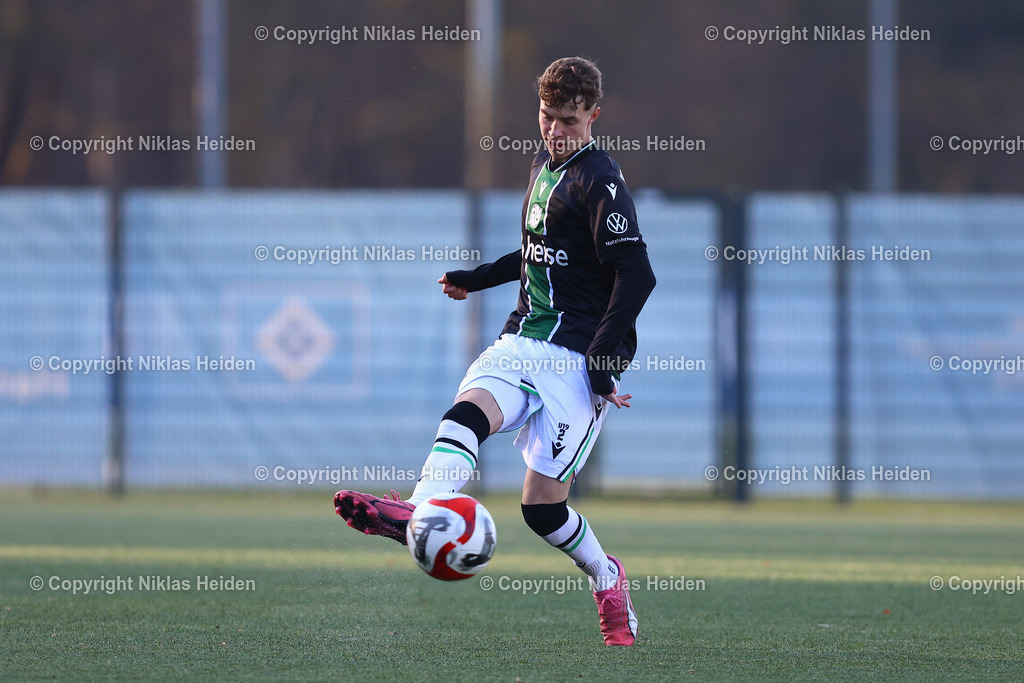 NH_HamburgerSVU19_Hannover96U19_DFBNachwuchsliga_22112025 | #2 Max Belger (Hannover 96 U19)Fußball I Junioren I U19 DFB-Nachwuchsliga Vorrunde Gruppe A I Saison 2025-2026 I 12. Spieltag I Hamburger SV U19 - Hannover 96 U19 I 22.11.2025 I Trainingsplatz Volksparkstadion