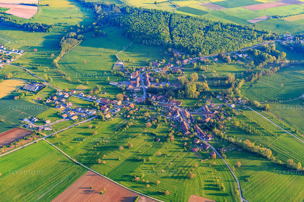 Luftbild: Dorfansicht aus Norden in Ottwiller im Bundesland Bas-Rhin in Frankreich. Foto: IMG_145847.jpg vom 30.04.2025 durch Werner Riehm/FLY-FOTO.de