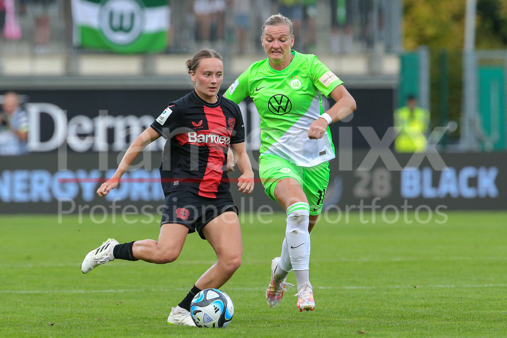 Fussball, Google Pixel Frauen-Bundesliga, VfL Wolfsburg - Bayer 04 Leverkusen | v.li.: Sofie Zdebel (Bayer 04 Leverkusen, 16) und Alexandra Popp (Alex Popp, VfL Wolfsburg, 11) im Zweikampf, Duell, Dynamik, Aktion, Action, Spielszene, DIE DFB-RICHTLINIEN UNTERSAGEN JEGLICHE NUTZUNG VON FOTOS ALS SEQUENZBILDER UND/ODER VIDEOÄHNLICHE FOTOSTRECKEN. DFB REGULATIONS PROHIBIT ANY USE OF PHOTOGRAPHS AS IMAGE SEQUENCES AND/OR QUASI-VIDEO.