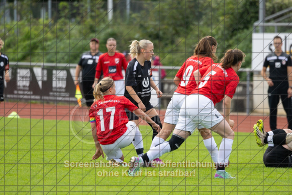 20250928_134244_0297 | #,1.FC Donzdorf (schwarz) vs. TV Derendingen (rot), Fussball, Frauen-Verbandsliga Württemberg, 03. Spieltag, Saison 2025/2026, Rasenplatz Lautertal Stadion, Süßener Straße 16, 73072 Donzdorf, 28.09.2025 - 13:00 Uhr,Foto: PhotoPeet-Sportfotografie/Peter Harich