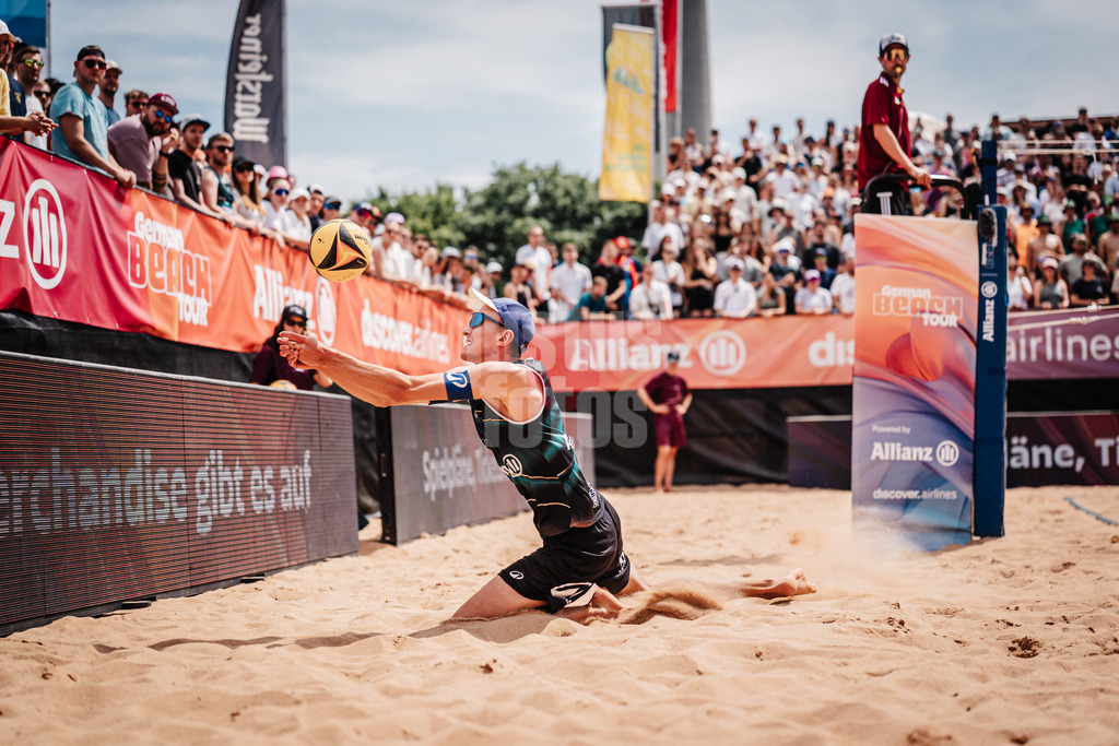 Beachvolleyball | Männer | Allianz German Beach Tour 2025 | Tourstop München | 06.07.2025 | Momme Lorenz spielt den Ball