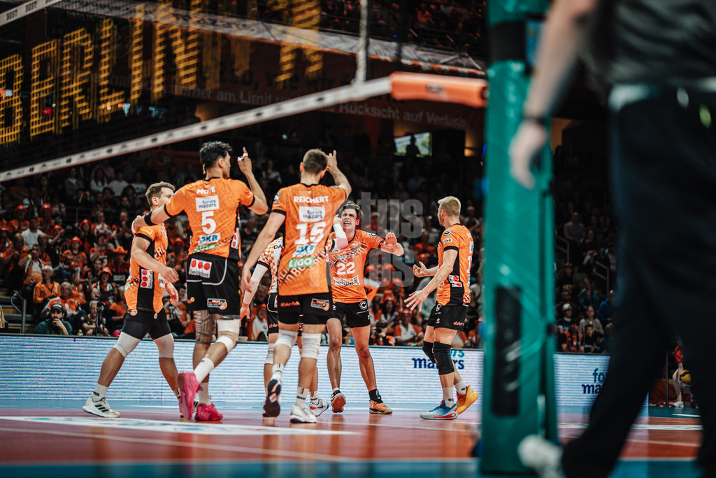 Volleyball | Herren | Saison 2024/2025 | 1. Volleyball Bundesliga Männer | Finale | BERLIN RECYCLING Volleys vs. SVG Lüneburg | 03.05.2025 | Die BR Volleys jubeln um Jake Hanes (#22, Berlin Recycling Volleys)